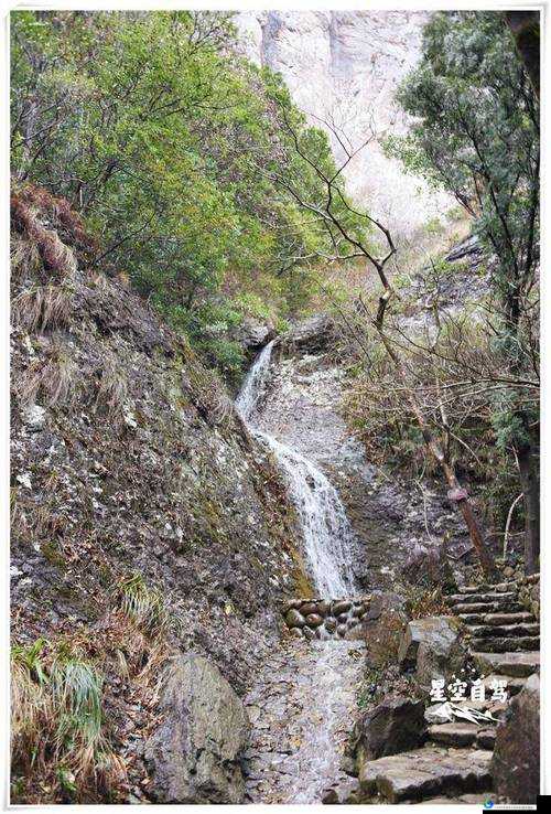 两峰夹小溪地湿又无泥：独特诗意之境